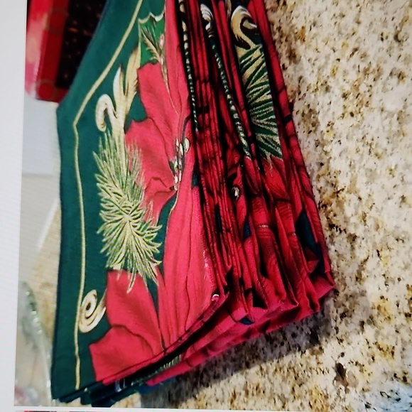 Poinsettia Table cloth and napkins (12) - Picture 4 of 7